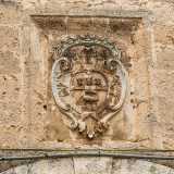 ...si affaccia sul centro storico ed � contraddistinta dal bassorilievo dello stemma dei Dottula